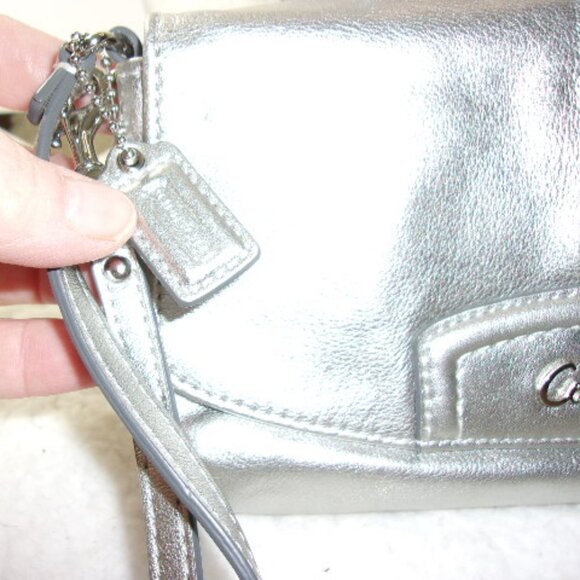 E-148 COACH PLEATED METALLIC SILVER LARGE WRISTLET - Picture 3 of 10